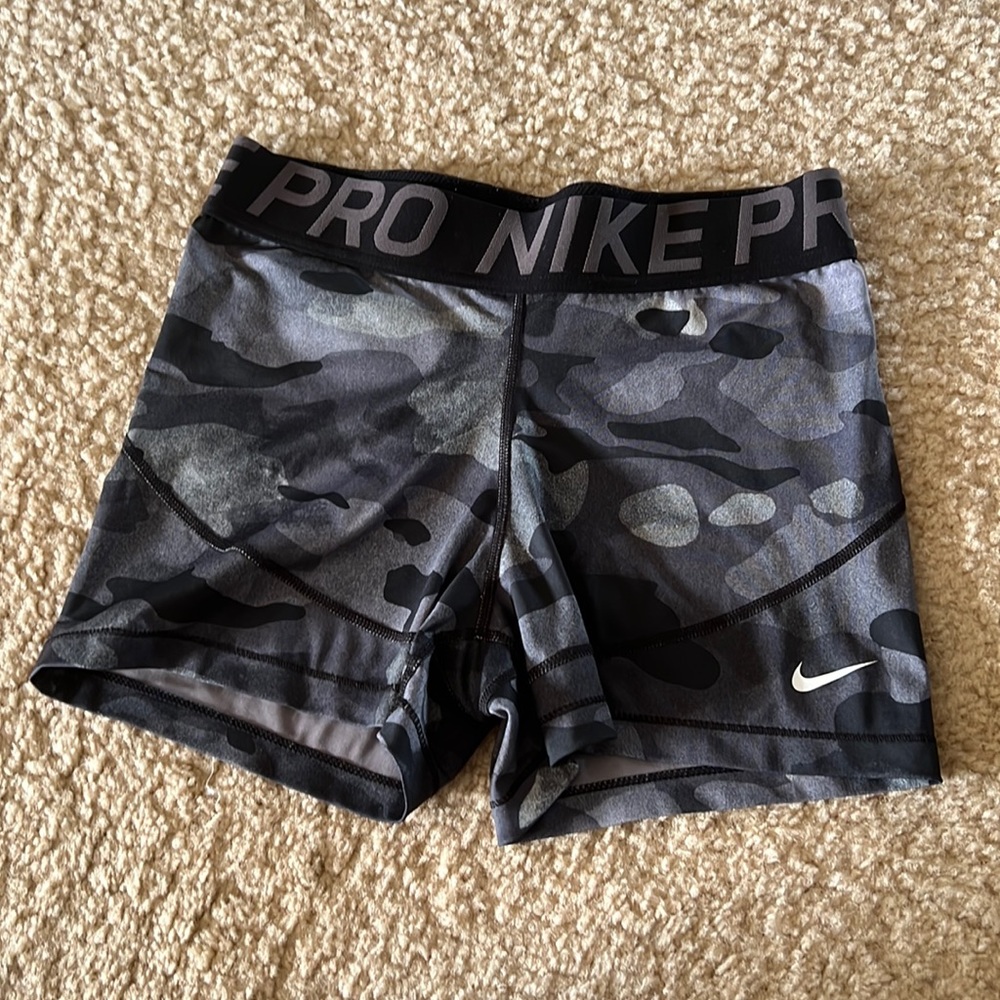 Women’s NIKE PRO 3” compression shorts - gray/black camo